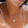 Modelo con collar mariposa personalizado de plata 925