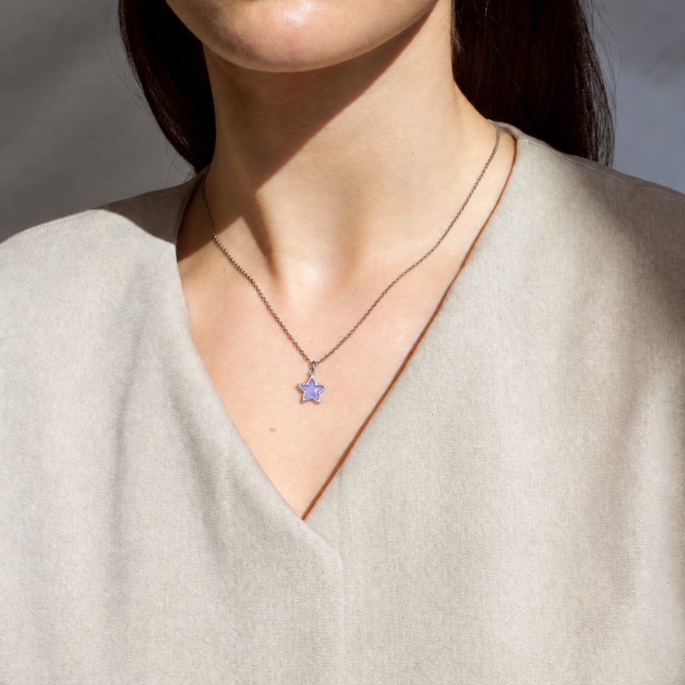 Modelo con collar estrella de 10 mm con esmalte lila y cadena de plata 925