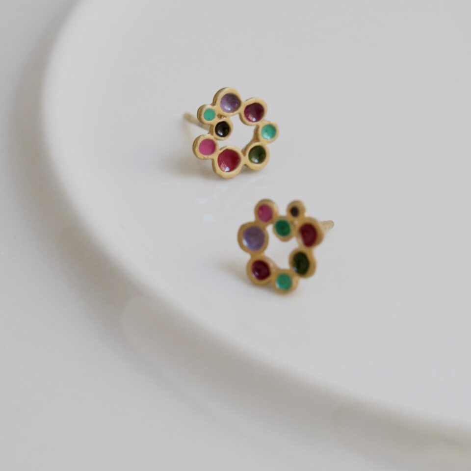 PENDIENTES PEQUEÑOS DORADOS CANDY COLOURS