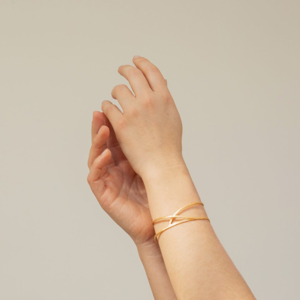 PULSERA DORADA EMBOLIC