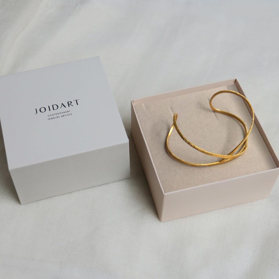 PULSERA DORADA EMBOLIC