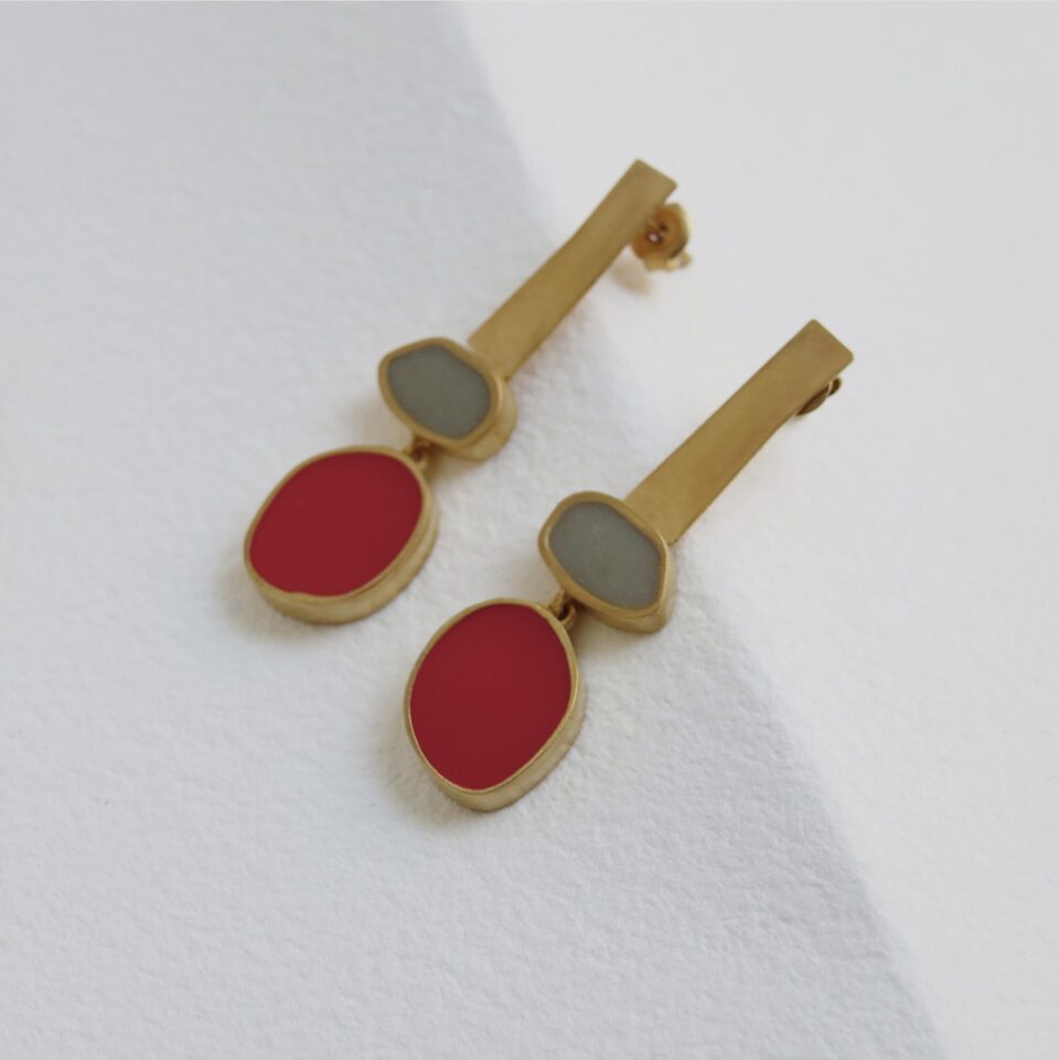 PENDIENTES DORADOS COLLAGE ROJO