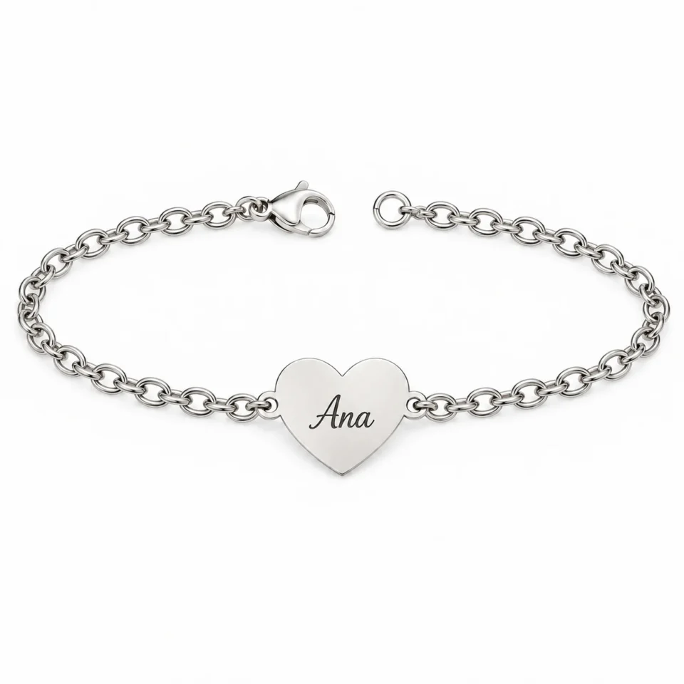 Pulsera corazon personalizada de plata con cadena de eslabones ovalados, fotografía de catálogo