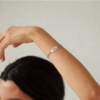 Modelo con pulsera ovalo personalizada de plata y cadena de eslabones ovalados