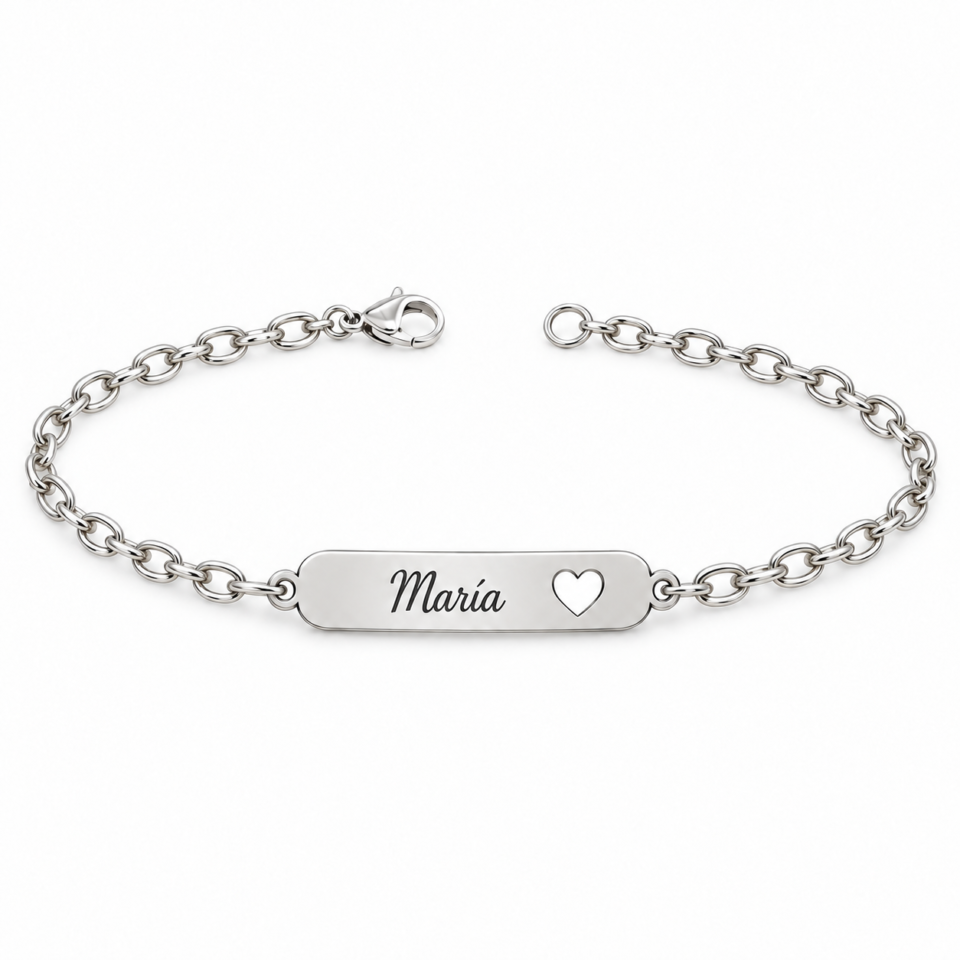 Pulsera placa corazon calado personalizada de plata con cadena de eslabones ovalados, fotografía de catálogo