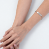 Modelo con pulsera placa corazón calado personalizada de plata y cadena de eslabones ovalados
