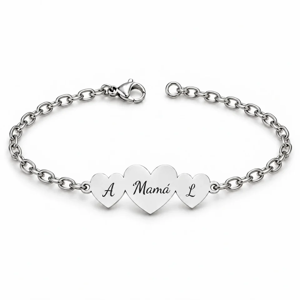 Pulsera tres corazones personalizada de plata con cadena de eslabones ovalados, fotografía de catálogo