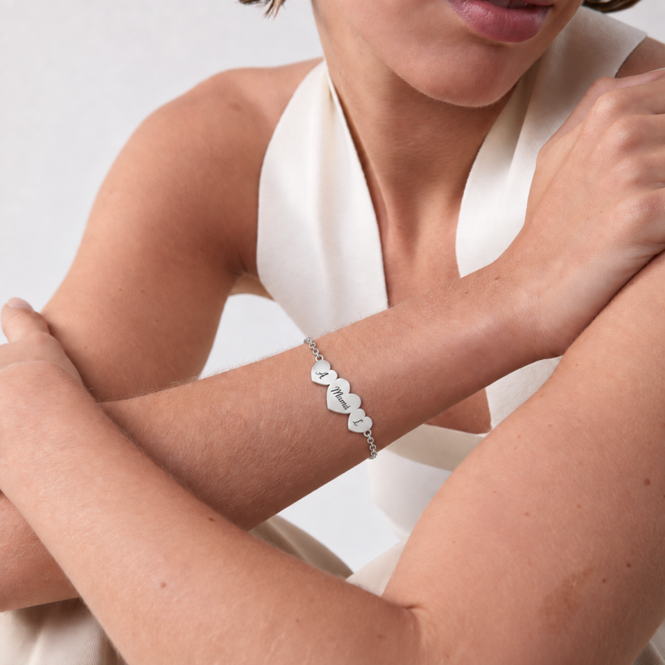 Modelo con pulsera tres corazones personalizada de plata y cadena de eslabones ovalados