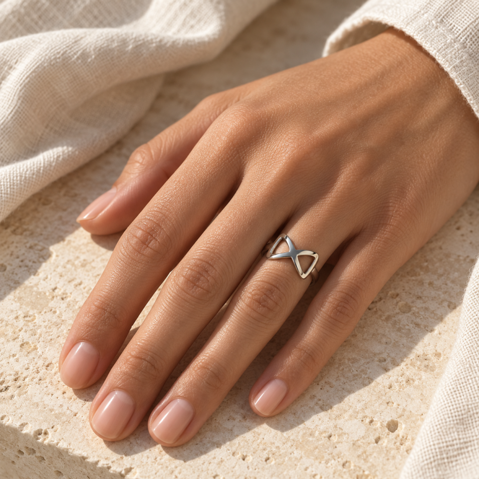 Anillo infinito plano de plata de ley 925 puesto en la mano, con dos bucles abiertos y motivo proporcionado