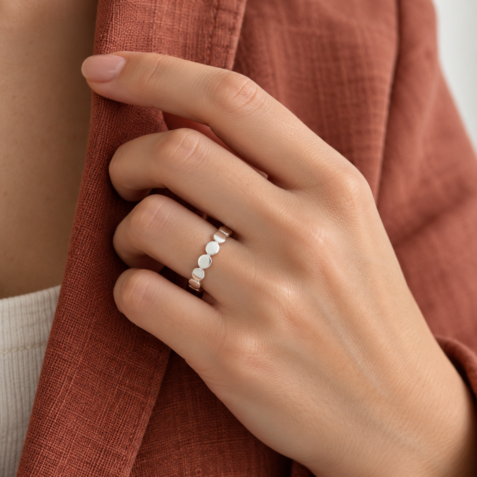 Anillo de discos unidos de plata de ley 925 puesto en la mano