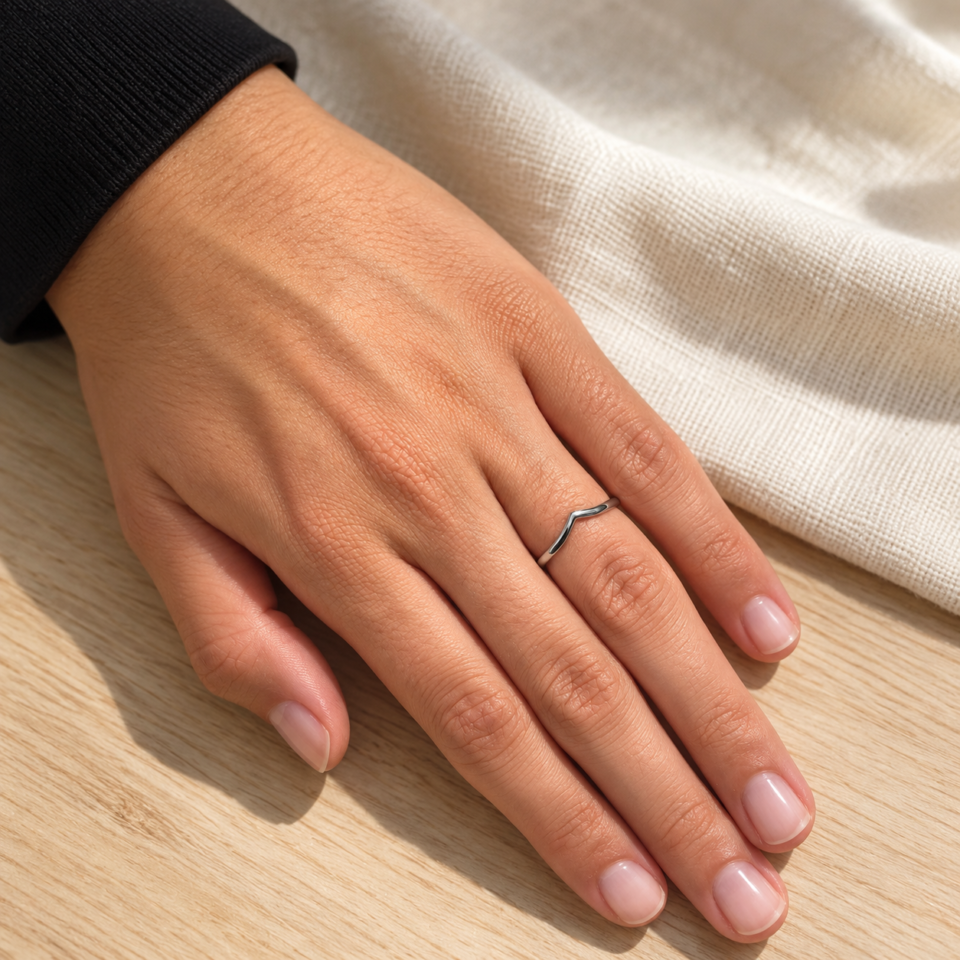 Anillo fino tiara de plata de ley 925 con una V angular lisa, puesto en una mano