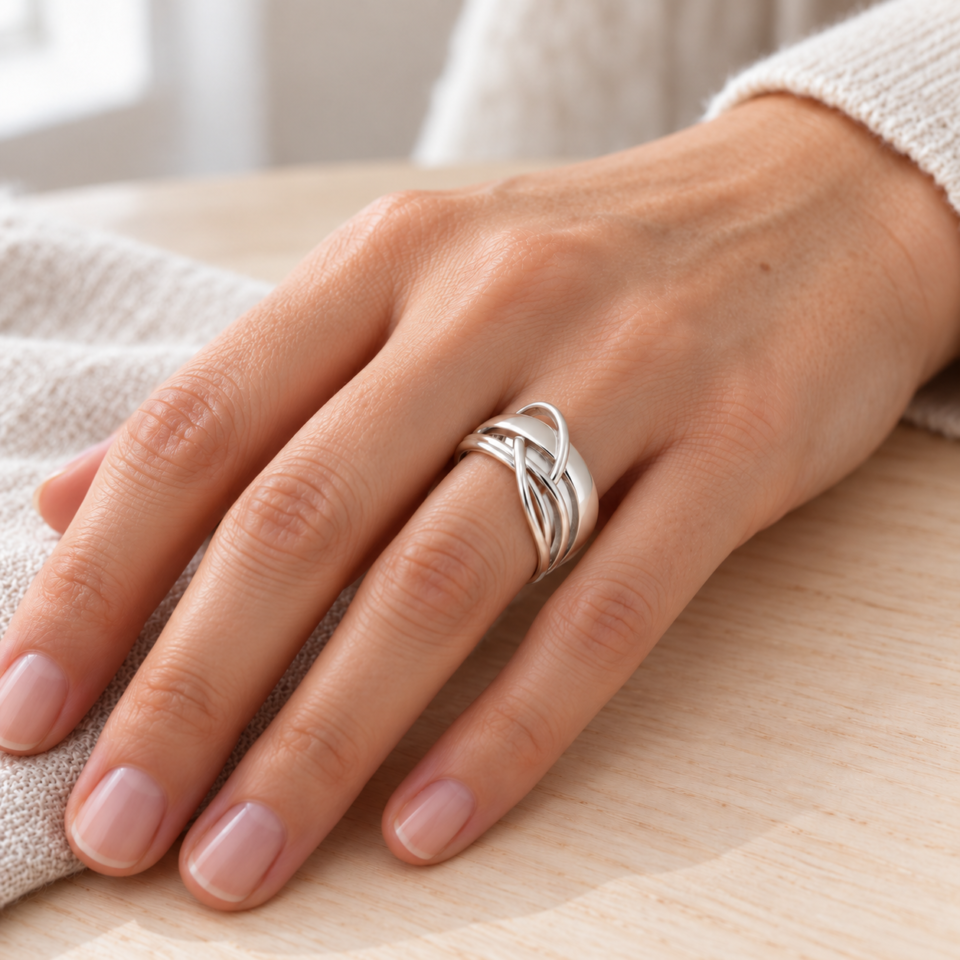 Anillo de hilos entrelazados de plata de ley 925 puesto en la mano