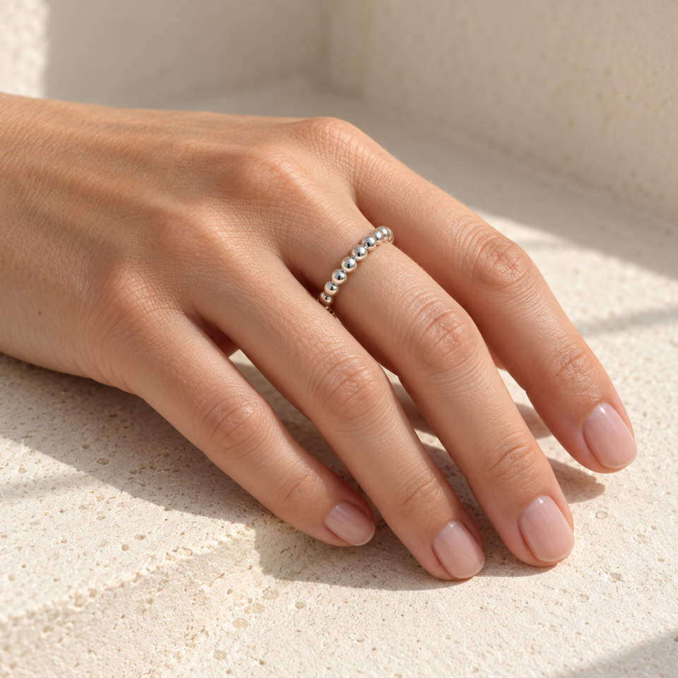 Anillo bolitas de 3 mm de plata de ley 925 puesto en una mano