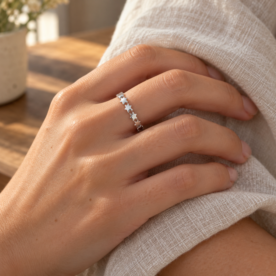 Anillo estrellitas de plata de ley 925 puesto en una mano