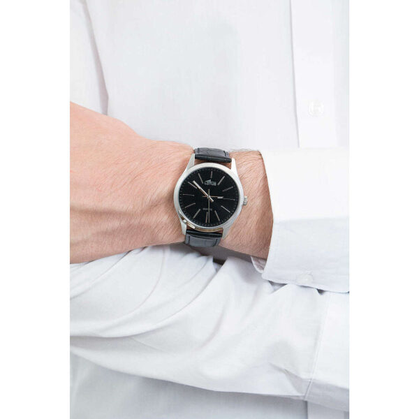Detalle del reloj Lotus Minimalist 15961/3 en la muñeca
