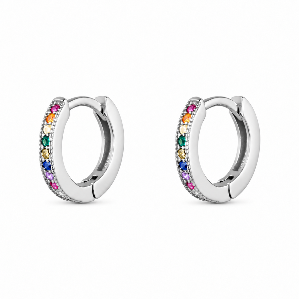 Par de aros pequeños de plata con circonitas multicolor y borde de pequeñas piedras blancas