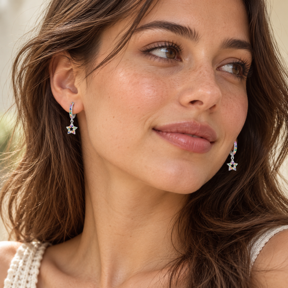 Modelo con pendientes de aro plateados y estrella colgante multicolor · PE013-0045