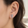 Modelo con un pendiente lagarto plateado de 18 mm, cabeza arriba y cola abajo · PE021-0012