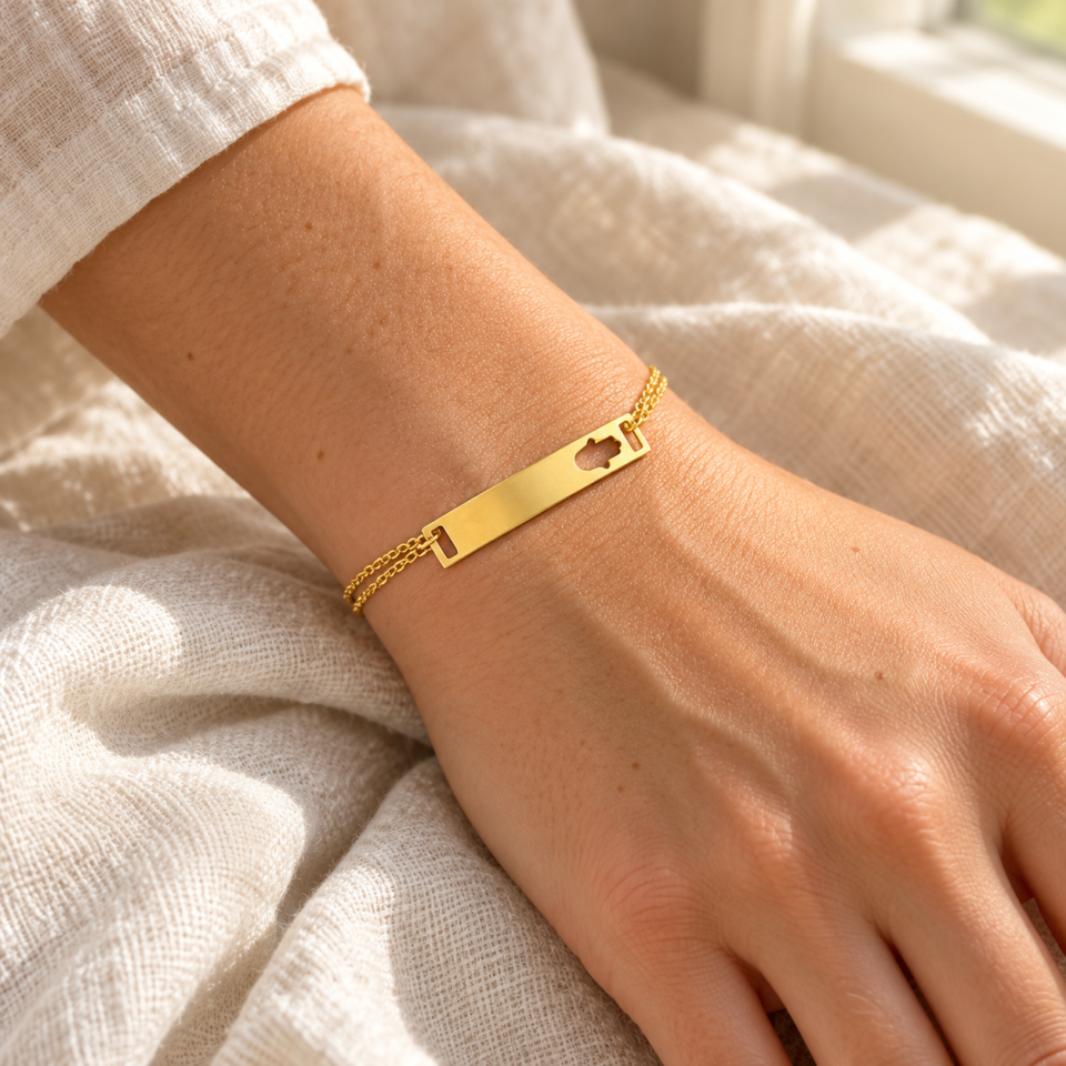Pulsera dorada con mano de Fátima en la muñeca de una modelo